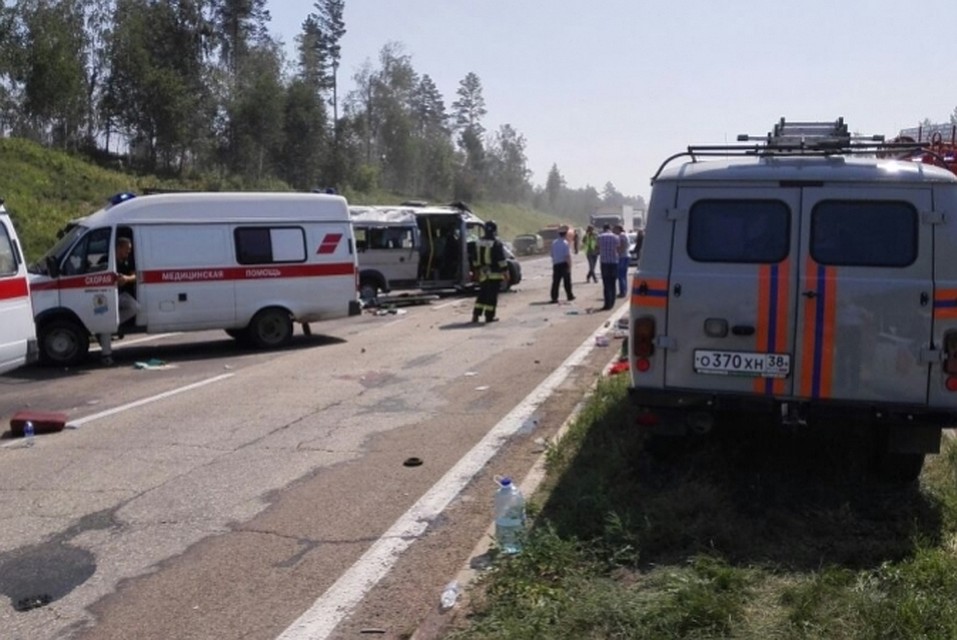 На трассе М-53 перевернуась маршрутка с пассажирами, двое погибли: водителя 13 раз штрафовали за превышение скорости