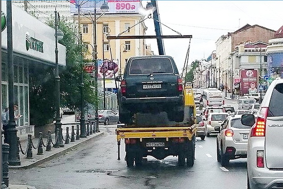 Эвакуаторы работают в любую погоду - владельцу "Круизера" придется добираться домой под дождем.
Фото: соцсети
