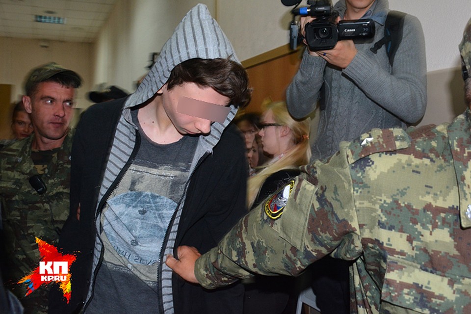 Журналистам в глаза Матвей смотреть не стал. Зато на суде вел себя вполне уверенно.