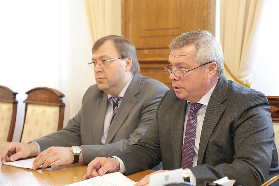 Александр Ищенко (слева) рассказал "КП", что сам попросил губернатора Василия Голубева о своей отставке.