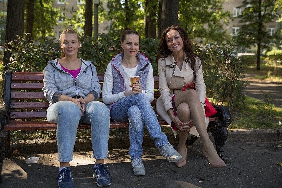 Главные героини сериала "Мамочки" (слева направо): Юля (Светлана Колпакова), Аня (Елена Николаева) и Вика (Александра Булычева). Фото: канал СТС