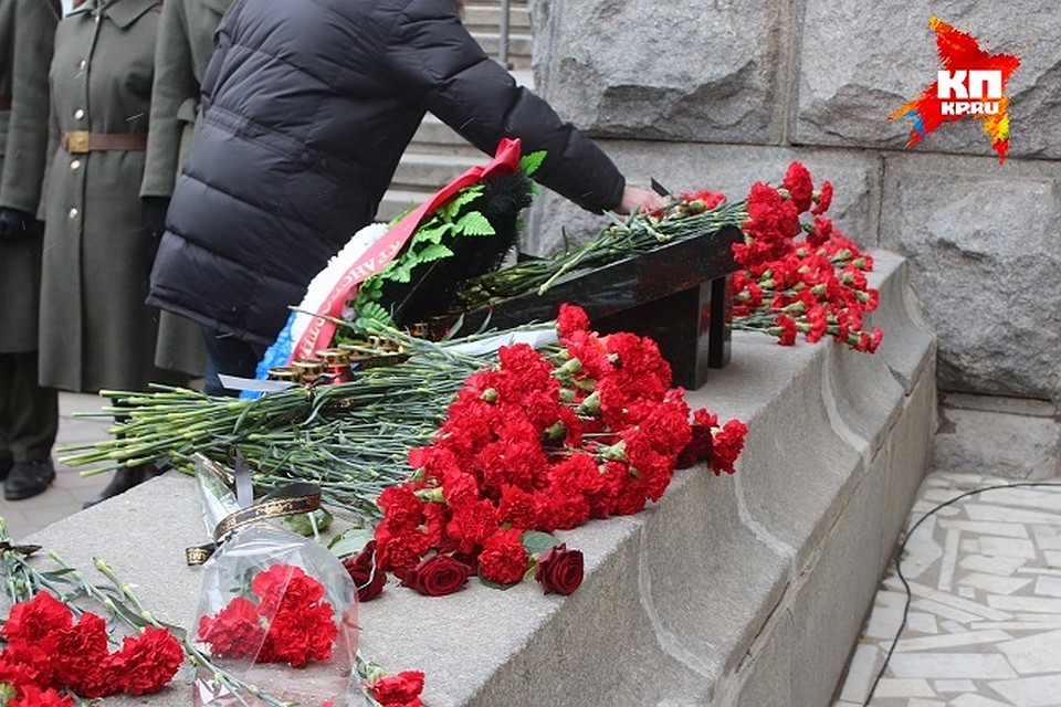 Волгоградцы принесли к месту трагедии цветы.