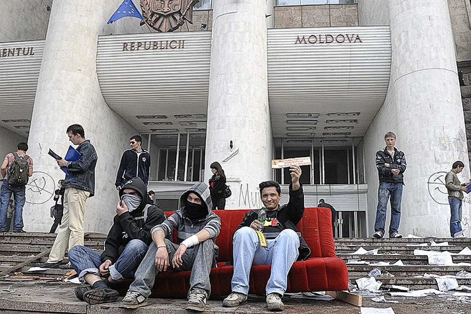 Погром здания парламента Молдовы в апреле 2009 года. Фото ИТАР-ТАСС/ Вадим Денисов
