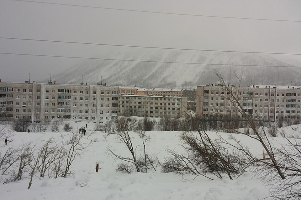 От ударной волны лавины в двух домах микрорайона Кукисвумчорр пострадали окна и лоджии.