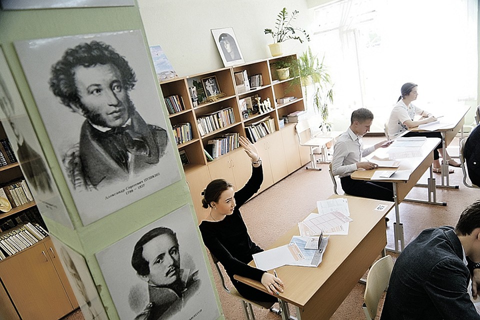 Если выпускник в профильном классе, задачи ему надо давать более трудные - только тогда будет толк.
