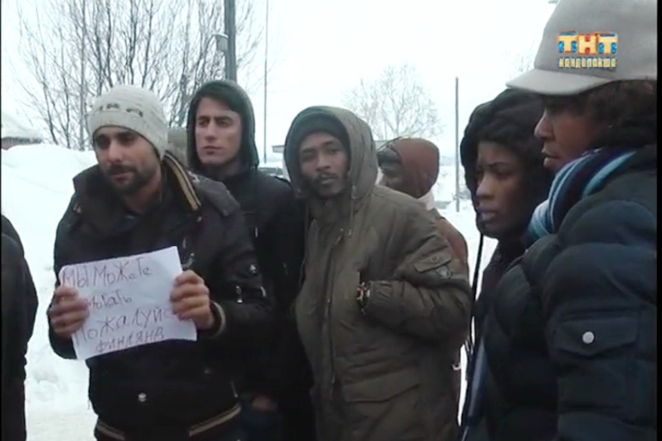 "Пожалуйста, Финляндия" - плакаты для митинга рисовали из подручных материалов сразу после общения с иностранными журналистами. Фото: ТНТ-Кандалакша