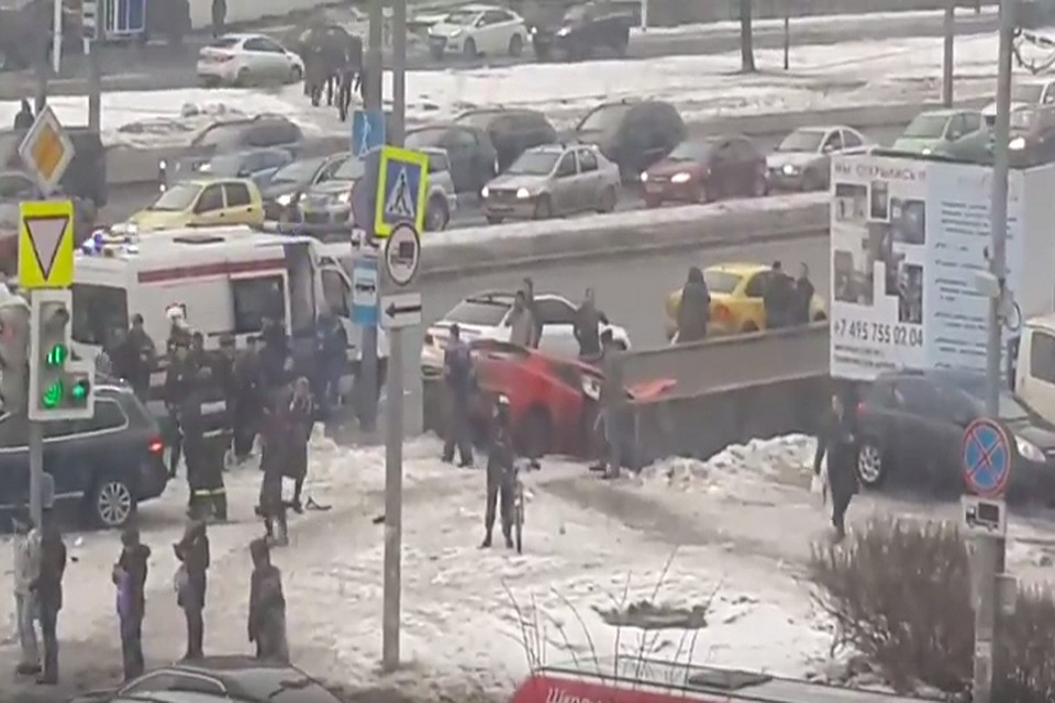 В Москве иномарка на огромной скорости влетела в подземный переход ФОТО: Кадр из видео