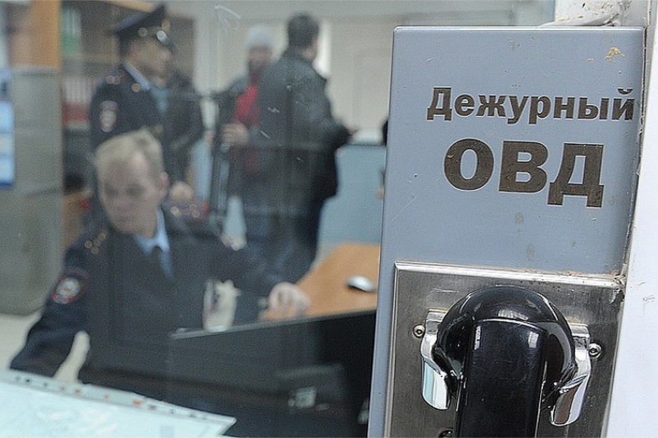 Более 10 человек было задержано и доставлено в отделение полиции для выяснения обстоятельств.