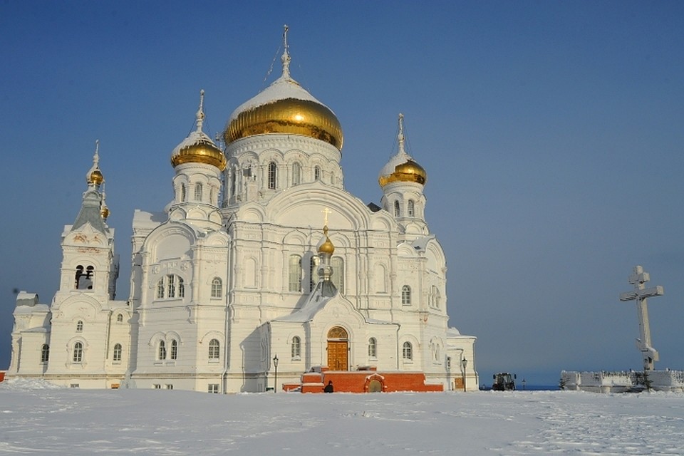 Каменный белостенный красавец - соборный Крестовоздвиженский храм.