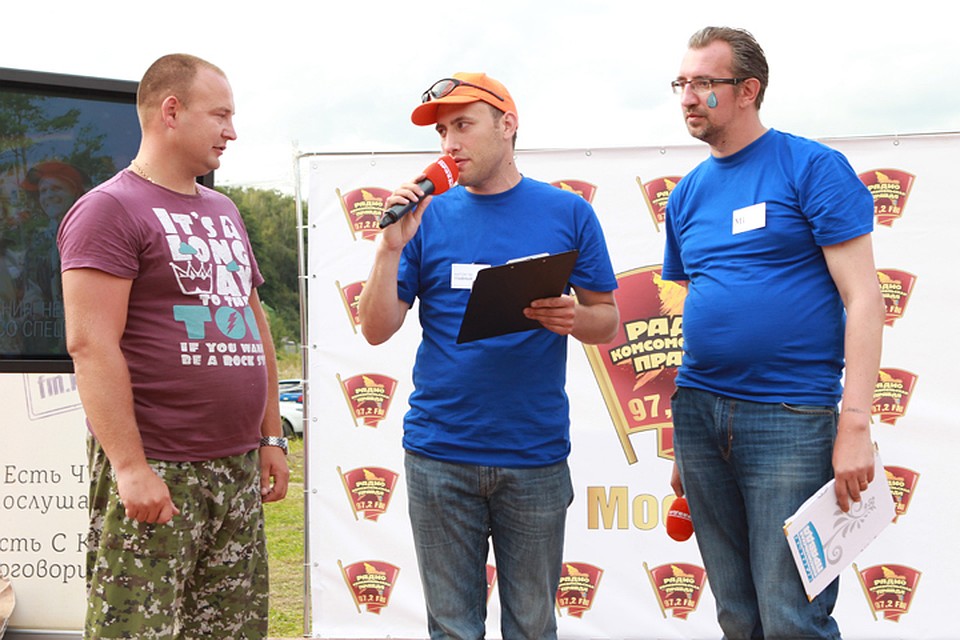 В прошлом году на семейный фестиваль рыбалки от Радио «Комсомольская правда» в Подмосковье приехало очень много участников! На фото ведущие Антон Челышев (в центре) и Михаил Антонов (справа) разговаривают с одним из участников.