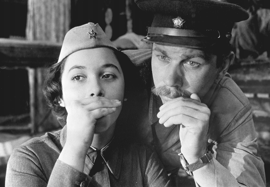 Кадр из кинофильма "А зори здесь тихие", 1972 г. На снимке - Соня Гурвич - артистка Ирина Долганова, старшина Васков - артист Андрей Мартынов. Фото: ИТАР-ТАСС