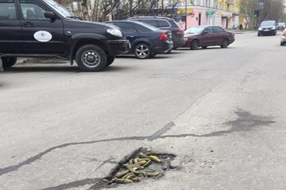 К сожалению, полезные витамины в огурчиках не справятся с оздоровлением разбитого асфальта на мурманских дорогах. Фото: www.vk.com/murmanskgroup