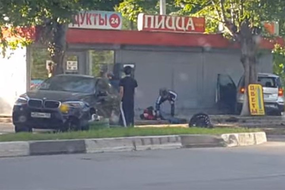 Дорогая иномарка сбила двоих человек, ожидавших автобус. Фото: скриншот с видео на YouTube