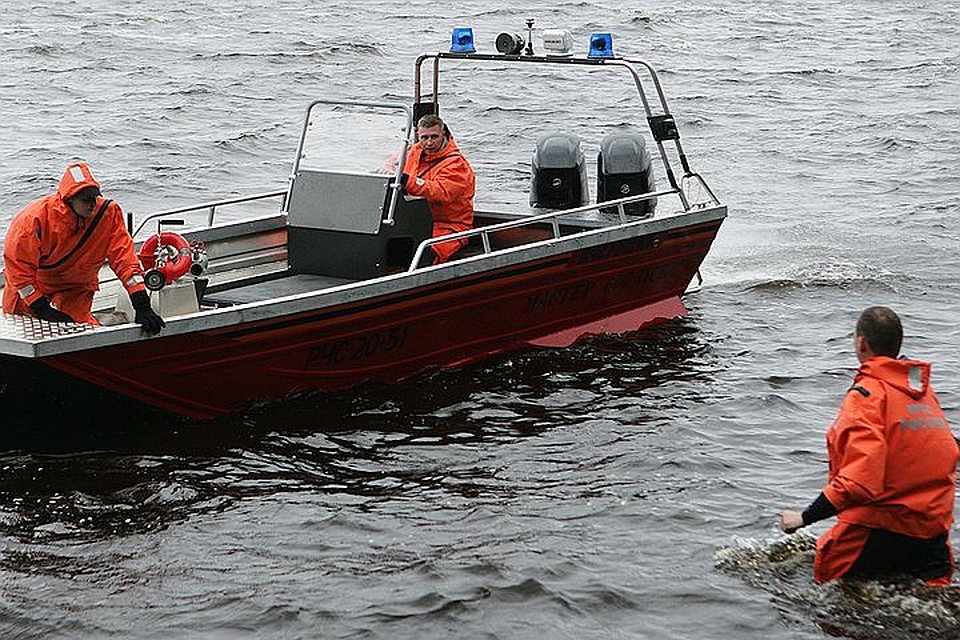 Сотрудники МЧС во время поисково-спасательной операции на берегу озера Сямозеро в деревне Кудама в Пряжинском районе. ФОТО Игорь Подгорный/ТАСС