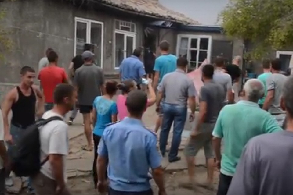 Примерно триста сельчан устроили погромы в домах
