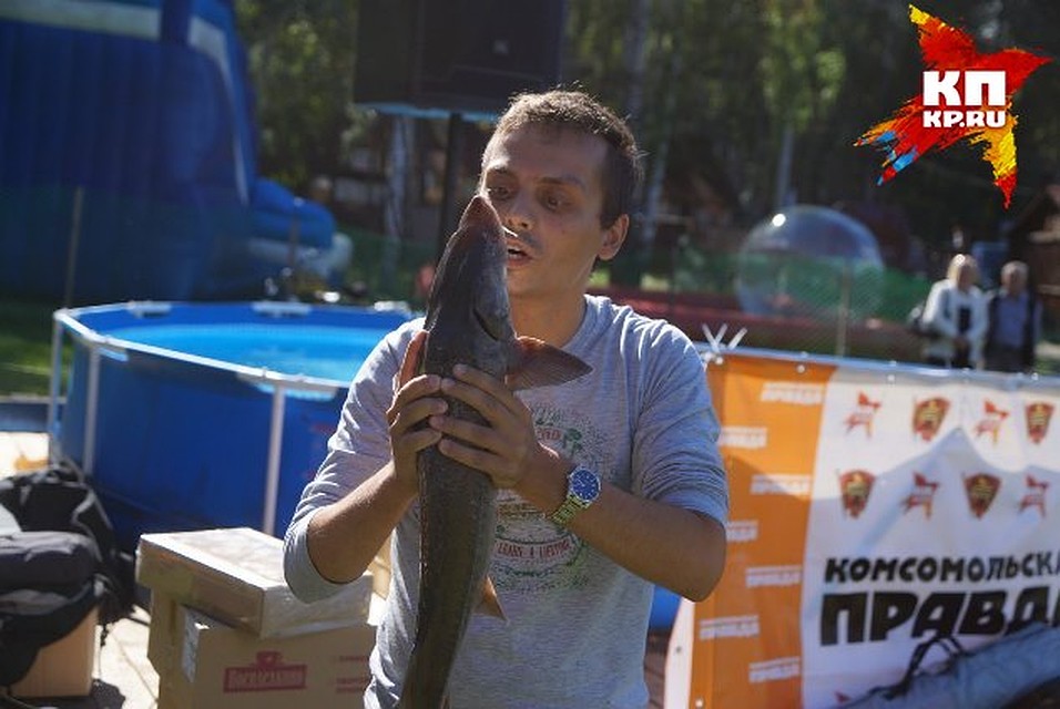 Максим и осетр Фото: Алексей БУЛАТОВ