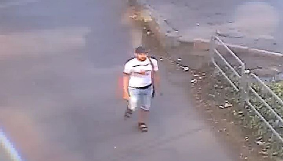 Маньяк дважды попадал в объектив камер наружного наблюдения.