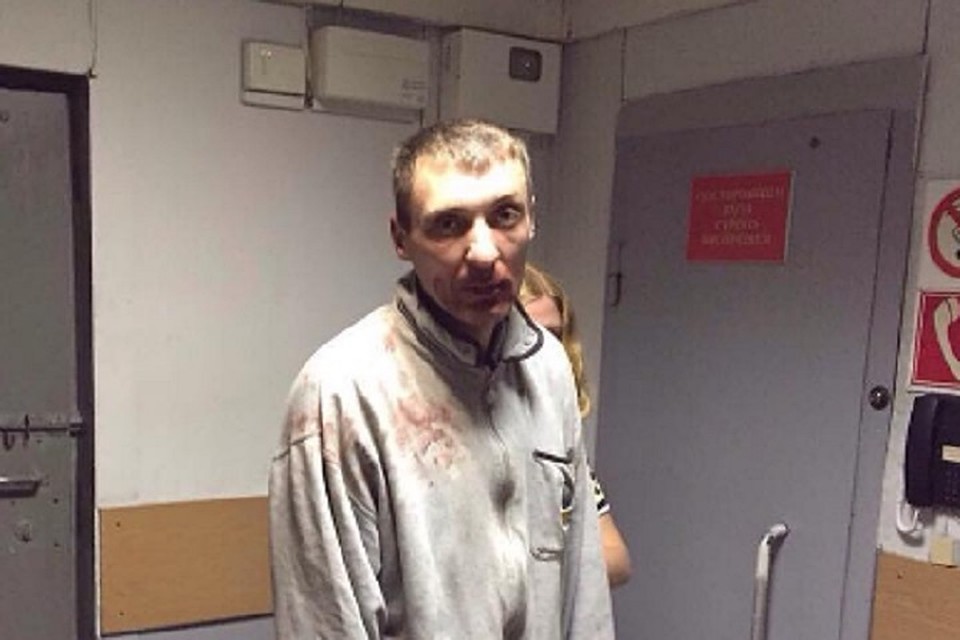 Мужчина устроил погром возле памятника. Фото: vk.com/chp_vladikavkaz