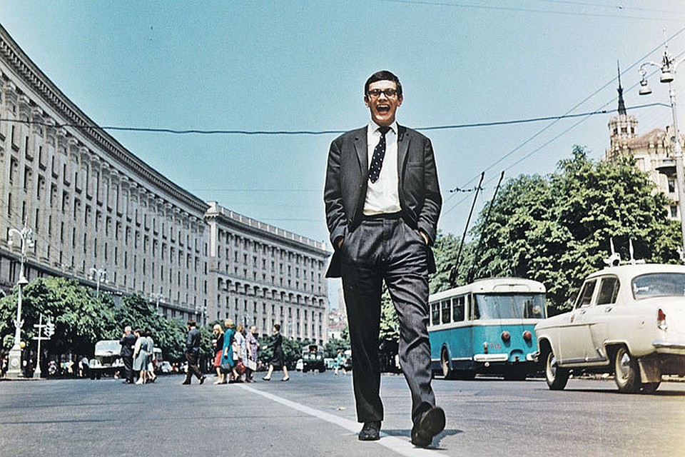 1966 год. Никита Михалков уже успел сняться в нескольких фильмах, в том числе в ленте «Я шагаю по Москве». Но это не освободило артиста от призыва в армию. Фото: Борис Кауфман/РИА Новости