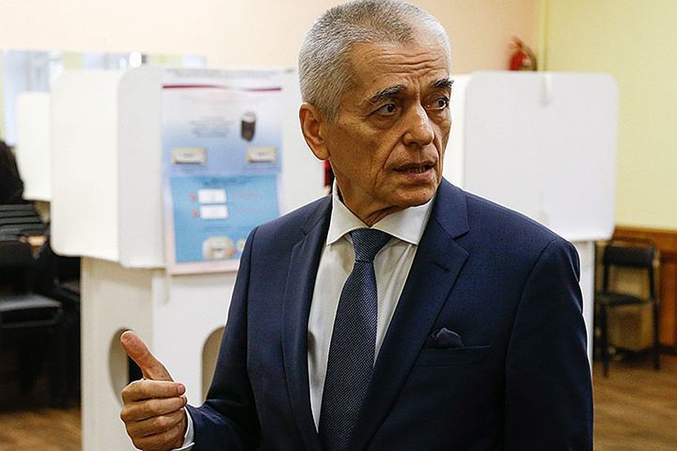 Геннадий Онищенко с участка сразу на работу поехал. Фото: Александр Щербак/ТАСС