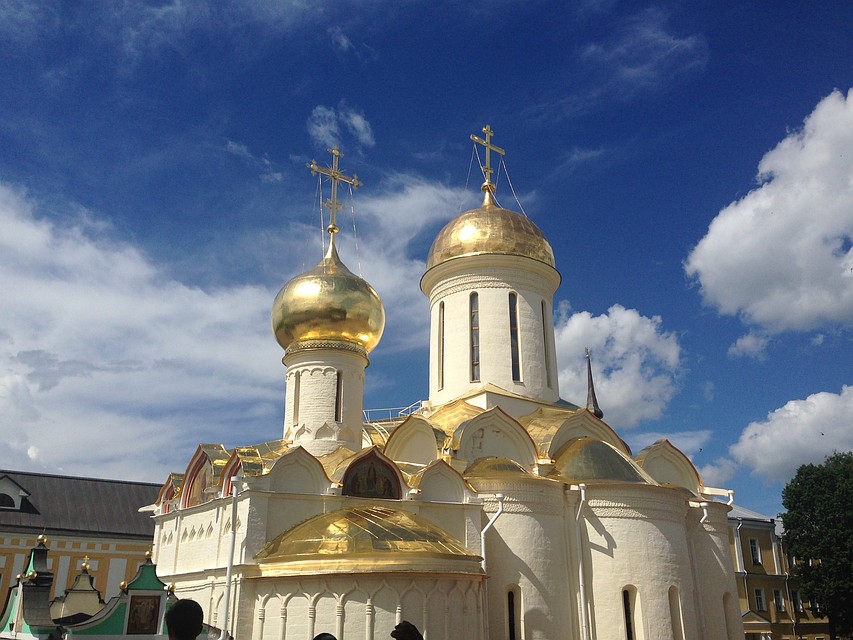 Троицкий собор Свято-Троицкой Сергиевой лавры. Город Сергиев Посад. Это самый старый собор в лавре, который знают и любят все жители Посада. В выходные дни мы стараемся всей семьей побывать там - хотя бы несколько раз в году, потому что после посещения этого места появляется чувство покоя и уверенности в том, что все будет хорошо. Расположена лавра в самом центре города Сергиев Посад, а войти в нее можно через красивую арку со стороны проспекта Красной Армии.