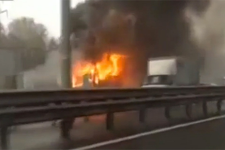 У перевозившего детей автобуса загорелся двигатель. ФОТО Вести.ру