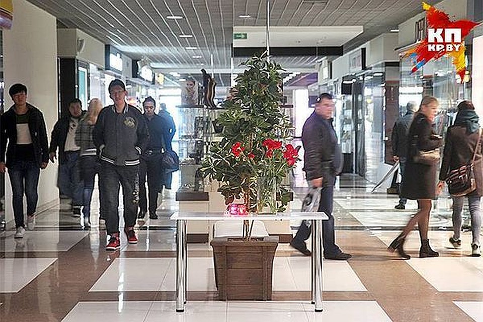 на место трагедии в ТЦ"Европа" приносят цветы и лампадки
