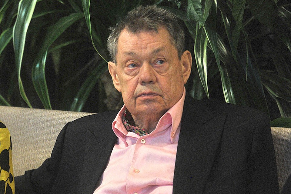 Николай Караченцов упал и повредил ногу.