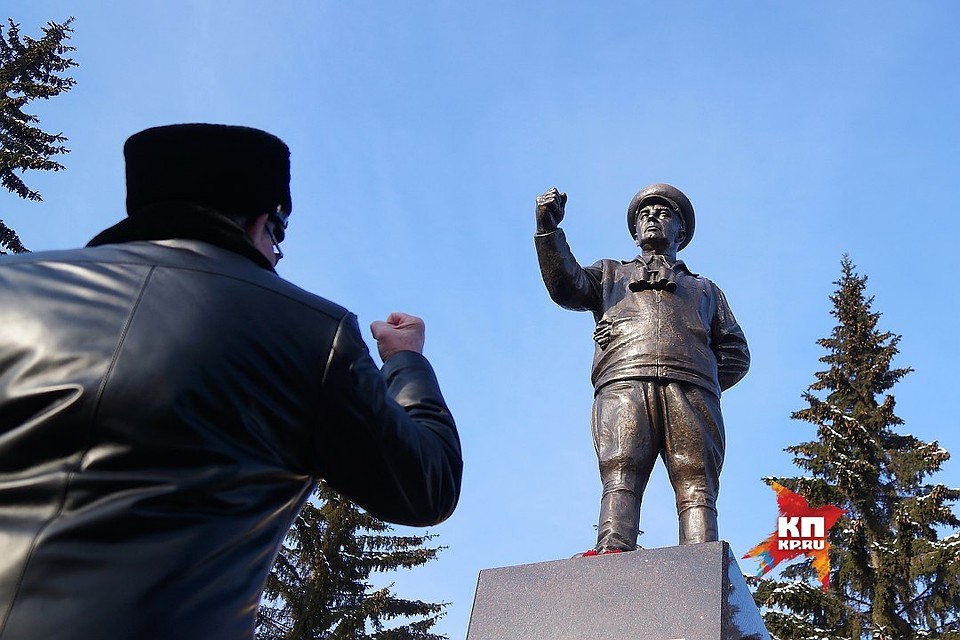 В центре Екатеринбурга открыли памятник десантнику Василию Маргелову