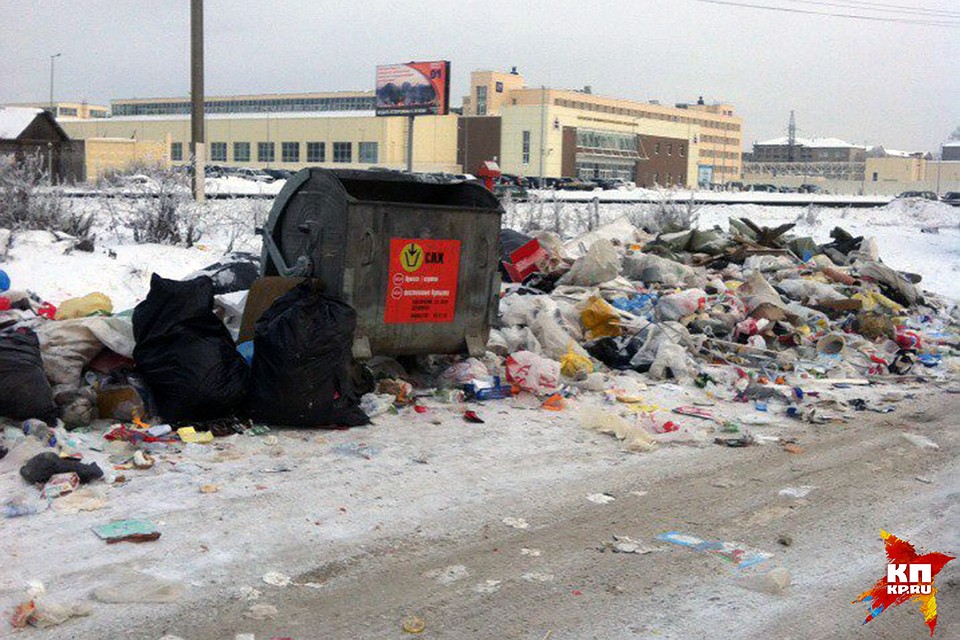 Вместо четырех в поселке стоит лишь один контейнер.
