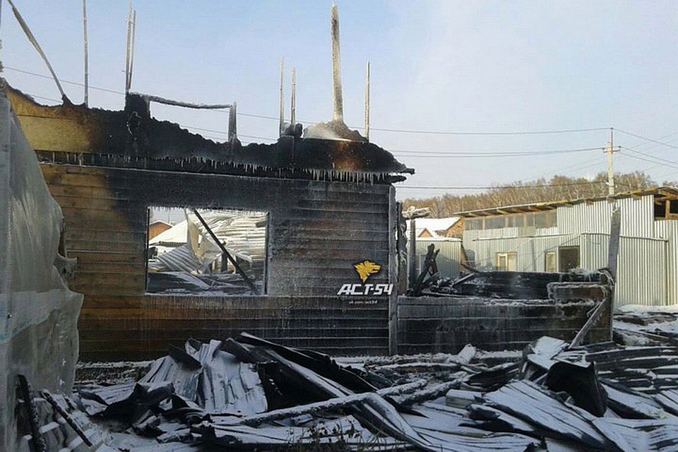 Сейчас погорельцам Куприяновым помогают всем миром.