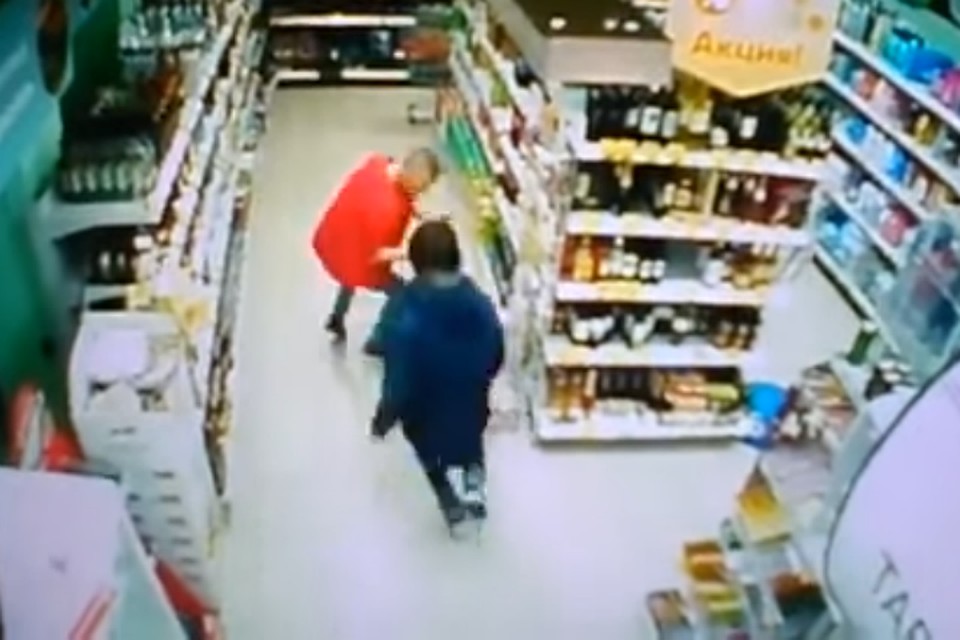 За секунду до удара. Нож - в левой руке у нападавшего.