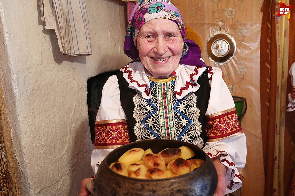 Чугунок с подрумяненной картошкой и блинцы с пылу с жару у Антонины Иосифовны всегда наготове.