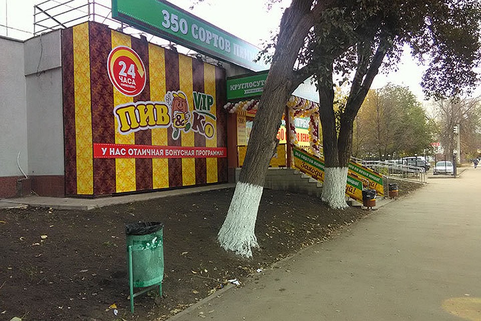 Самара отличается от многих других городов-миллионников пестротой и аляповатостью городских улиц. С фасадов кричат яркие вывески. Фото: Анна Гаврусь.