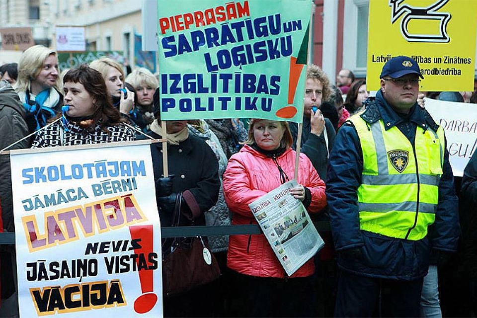 Парламент Латвии одобрил поправки к закону об образовании, предусматривающие возможность увольнять "нелояльных" педагогов. Фото: с сайта kasjauns.lv