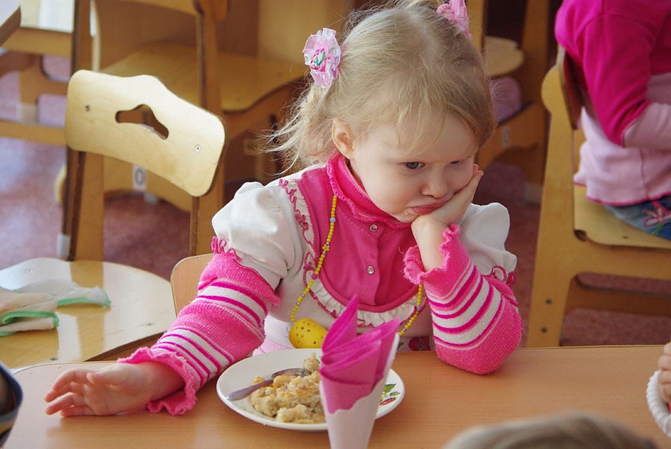 Оказалось, весной детей кормили тухлым мясом.