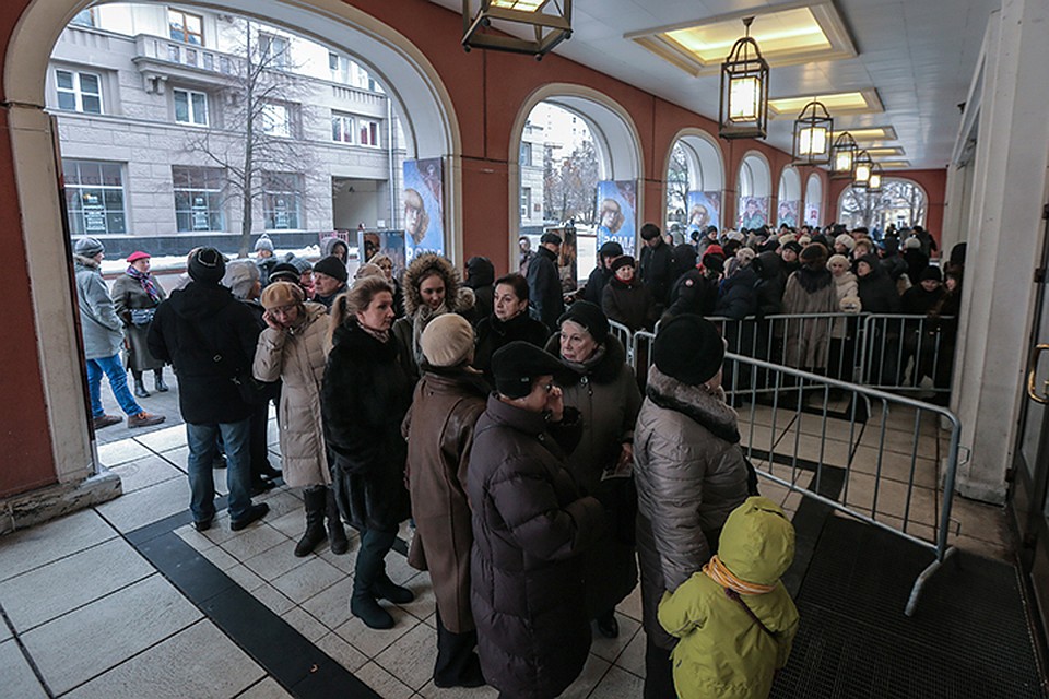 Чтобы избежать хаоса, вход в галерею расписали по сеансам. Однако очередь на выставку растет с каждым часов. Фото: Сергей Савостьянов/ТАСС
