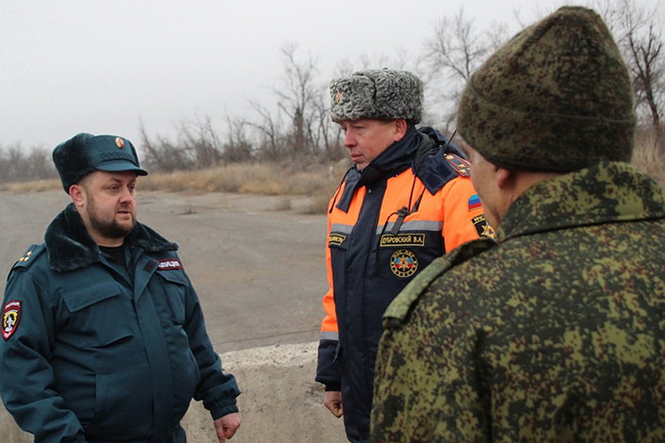 Заместитель министра внутренних дел ЛНР Роман Тутов (на фото слева) заявил, что жителям ездить через КПП в районе Счастья будет удобно и быстро. Фото: «ЛИЦ»