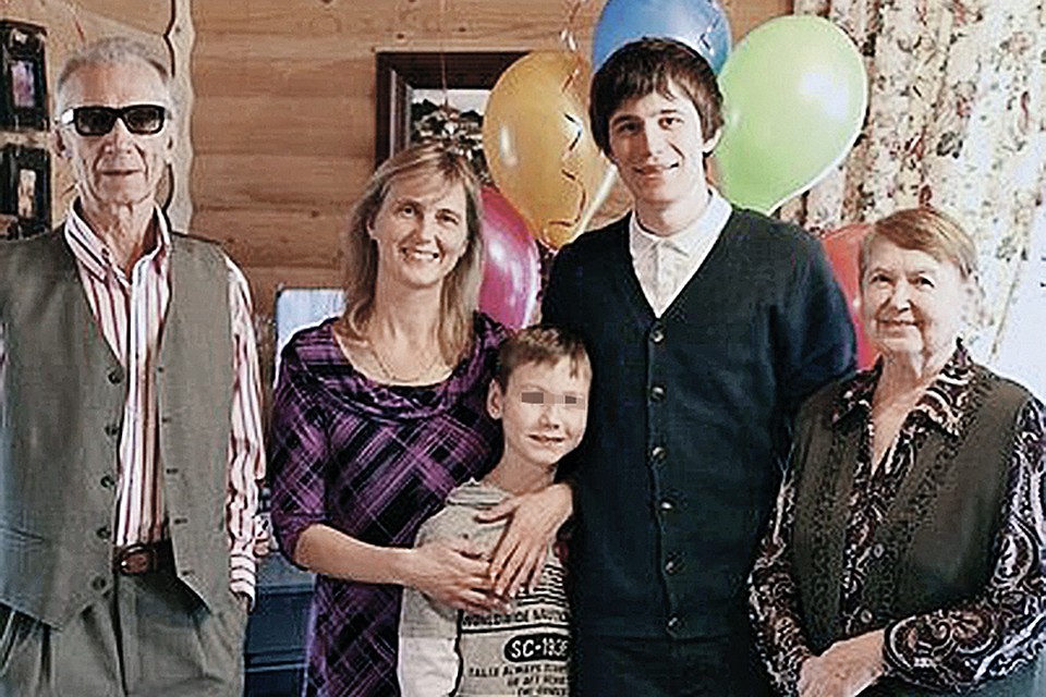 Дмитрий Колесников в семье Переверзевых был как родной. Слева направо: Иван Чернов, Елена Переверзева, ее сын Даниил, Дмитрий Колесников, бабушка - супруга Чернова. Фото: ok.ru