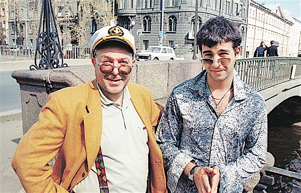 Фото из архива: Андрей Ургант и его сын Иван - совсем еще мальчишка - в вечно молодом Санкт-Петербурге.