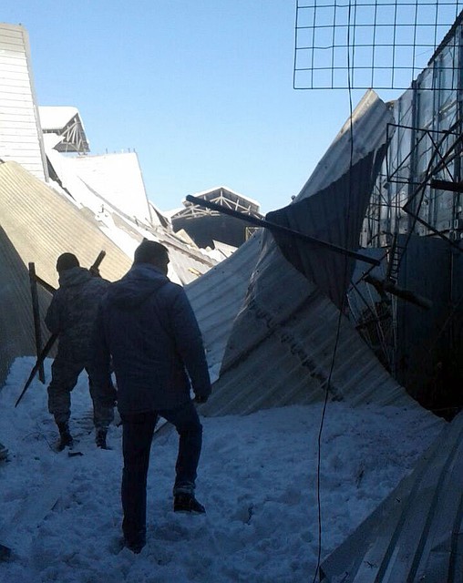 Обрушение произошло в центре рынка.