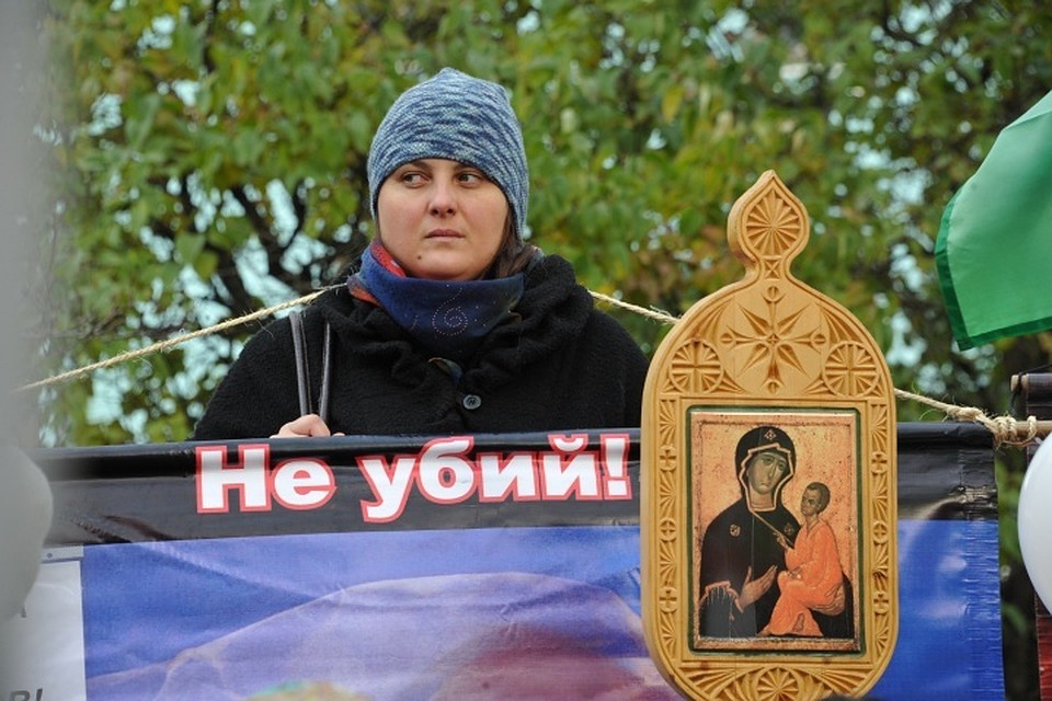 Кто-то считает аборт преступлением, а кто-то - правом женщины на выбор.