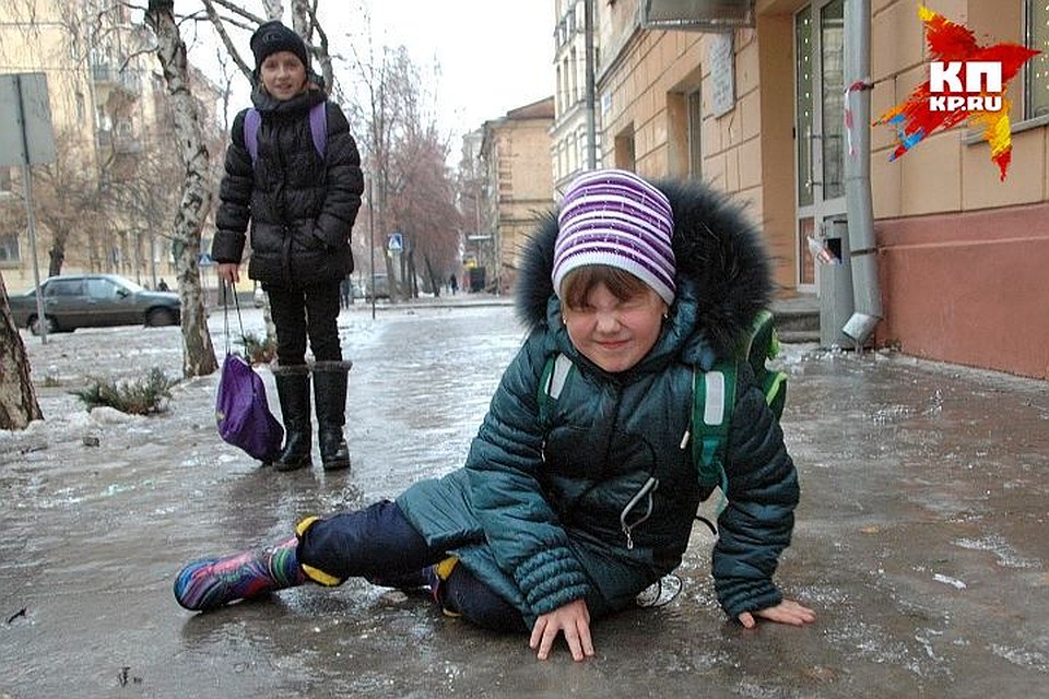 Кучи снега и лед становятся реальной проблемой для уральцев