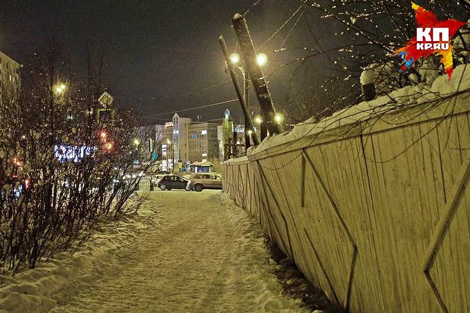 Хищный забор медленно, но верно приближает свое свидание с землей. Неделя за неделей, милиметр за милиметром... Когда тяжелая ограда с увесистыми бревнами наконец рухнет (а до этого момента уже недалеко), прохожие рискуют серьезно покалечиться.