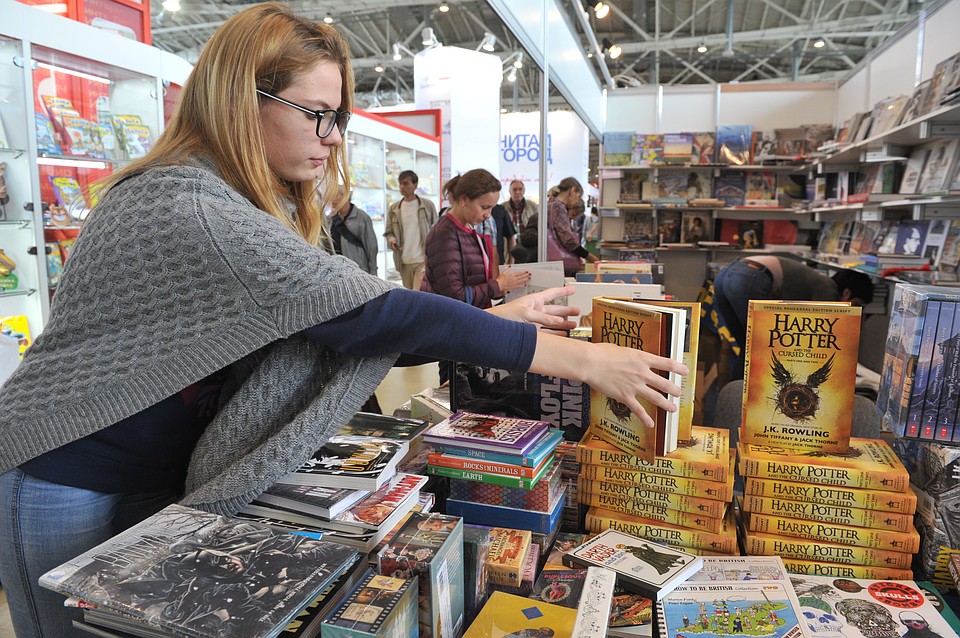 Сначала новая книга появилась в оригинале, но большого спроса на английский вариант продавцы не заметили.