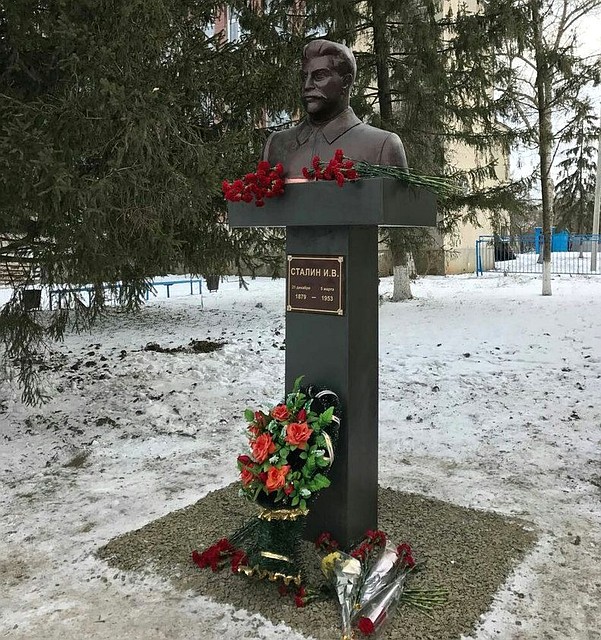 В центре Куйбышево, в сердце Миус-Фронта был открыт памятник Сталину. Фото: ПО "Миус-Фронт".