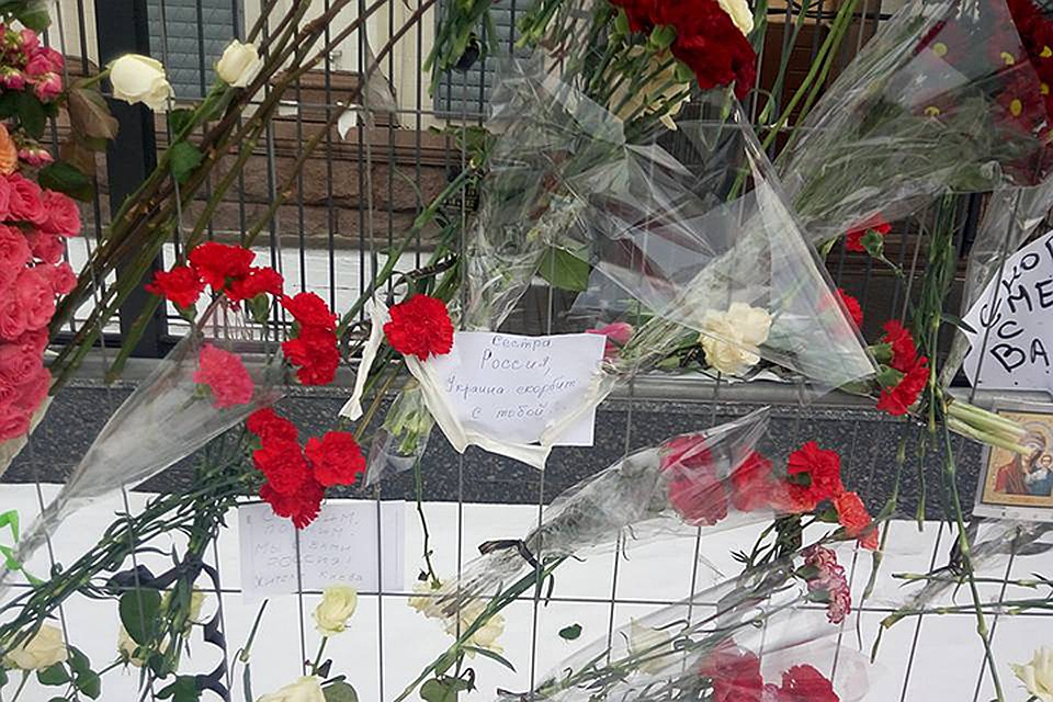 Некоторые украинцы не испугались и принесли цветы к российскому посольству в Киеве. Фото: Дмитрий Филимонов