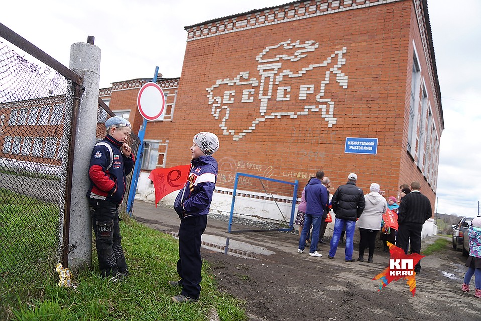 Дети в стороне от споров взрослых. В селе Ключики местные жители разделились на два лагеря из-за споров о дате празднования Дня Победы – 8-го или 9-го мая Фото: Алексей БУЛАТОВ