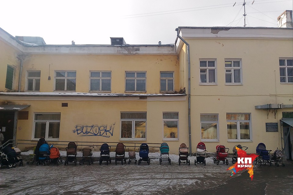 Уральские мамочки настоящие асы парковки. Как стройно они припарковали коляски у детской поликлиники. Фото: Алексей БУЛАТОВ