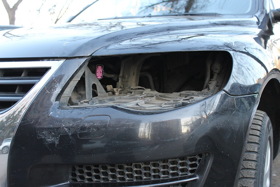 Не так давно мы писали о краже фар с автомобиля "Фольксваген-Туарег". На все манипуляции у злоумышленника ушло несколько минут. Ну а в случае с "семеркой" вору пришлось "работать" гораздо дольше.